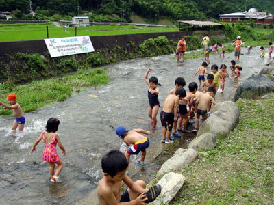 川の広場